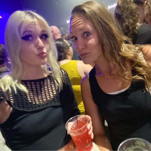 Meet your Posher, Tori - Picture 2 of 15